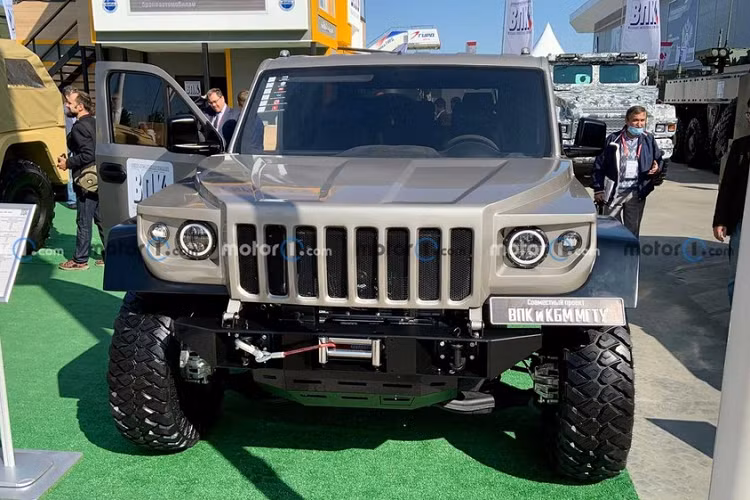 Đội ngũ đứng đằng sau dự án này đã cân nhắc đến việc sản xuất phiên bản 7 chỗ, phiên bản SUV mui cứng và phiên bán tải với nhiều cấu hình cabin cho Strela trong tương lai.