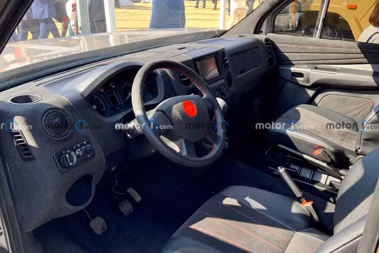 Bên trong chiếc Strela là không gian nội thất 5 chỗ được bọc bằng chất liệu Alcantara. Thiết kế nội thất của xe khá đơn sơ và đi kèm chỉ khâu màu đỏ tương phản. Ngoài ra, xe còn có khoang hành lý cực rộng. Điều này giúp Strela còn có thể chở theo 5 người và số lượng hàng hóa nặng 900 kg.