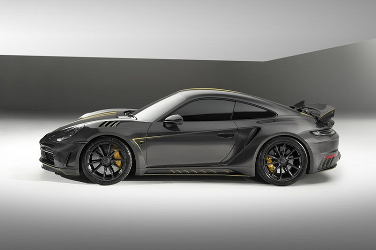 Nhìn từ xa, dường như Porsche 992 Stinger GTR Limited Carbon Edition chỉ là một chiếc 911 Turbo S được sửa đổi nhẹ nhàng nhưng nếu quan sát kỹ, bạn sẽ nhận thấy rằng 100% bề mặt bên ngoài của chiếc xe đã được bao phủ bởi sợi carbon, với những đường dệt được sắp xếp đẹp mắt và các điểm nhấn màu vàng tương phản.