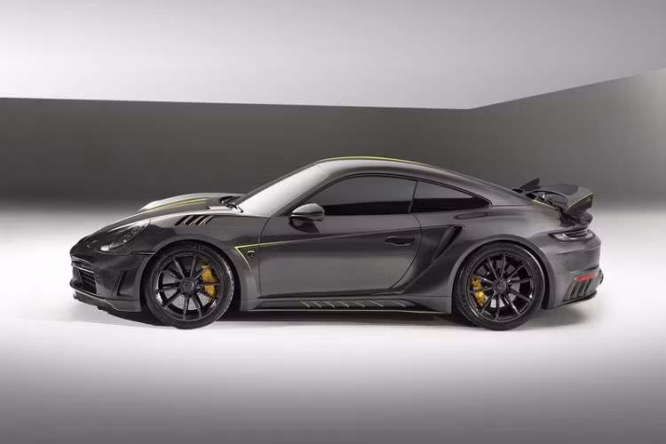 Nhìn từ xa, dường như Porsche 992 Stinger GTR Limited Carbon Edition chỉ là một chiếc 911 Turbo S được sửa đổi nhẹ nhàng nhưng nếu quan sát kỹ, bạn sẽ nhận thấy rằng 100% bề mặt bên ngoài của chiếc xe đã được bao phủ bởi sợi carbon, với những đường dệt được sắp xếp đẹp mắt và các điểm nhấn màu vàng tương phản.