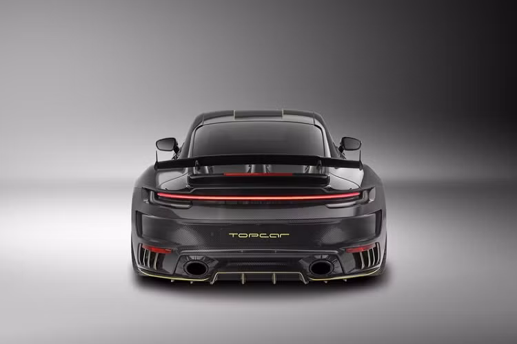 Ngoài ra, 992 Stinger GTR Limited Carbon Edition cũng được "cưỡi" trên bộ la-zăng RS Edition "hàng thửa", kích thước 20 inch ở phía trước và 21 inch ở phía sau, đi kèm ống xả Akrapovic titan với các đầu ống pô màu đen.
