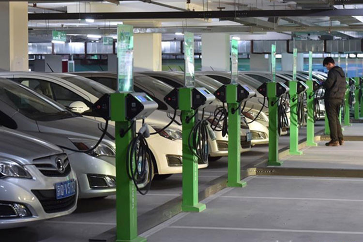 Nguoi dung oto dien tai Trung Quoc gap kho khi sac dien-Hinh-2