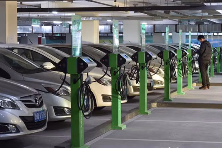 Nguoi dung oto dien tai Trung Quoc gap kho khi sac dien-Hinh-2