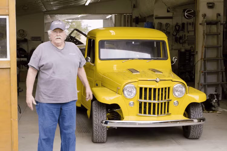 Holton và vợ của ông đã bắt đầu một garage xe độ hot rod trên trang trại của gia đình ở Helix, tiểu bang Oregon, Mỹ cách đây 35 năm. Kể từ đó, garage của họ đã trở thành ốc đảo cho những người mê xe hot rod trong khu vực cho dù cách thị trấn gần nhất hơn 30 km.