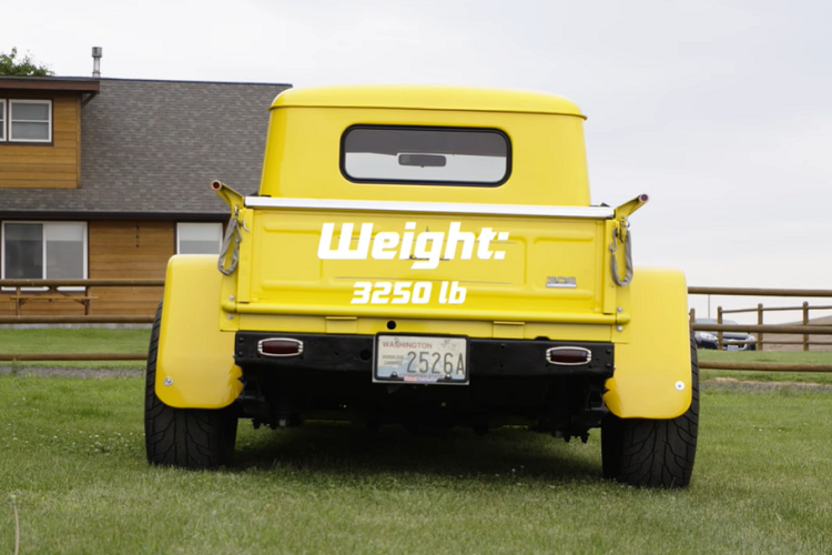 Hơn nữa, công suất mạnh mẽ còn cho phép chiếc xe biểu diễn những màn đốt lốp bắt mắt. Holton tin rằng động cơ này là trái tim và linh hồn của chiếc xe, nếu thiếu nó thì chiếc Willys Jeep Truck màu vàng của ông sẽ không thể thú vị và đặc biệt đến thế.