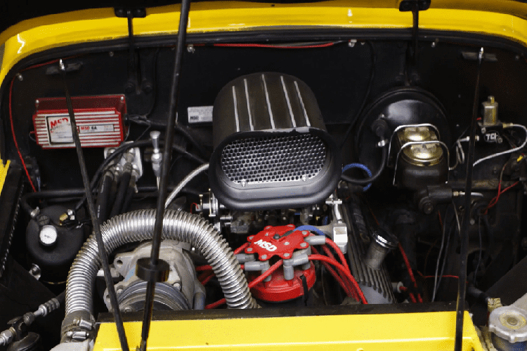 Vì lẽ đó, Holton đã biến chuyện này thành một công việc toàn thời gian, nhưng cỗ máy yêu thích nhất của ông ấy sẽ là chiếc xe bán tải Willys Jeep màu vàng. Ông bắt đầu làm việc trên chiếc bán tải cổ vào năm 2003 và kể từ đó, đã chi 150.000 USD (khoảng hơn 3,4 tỷ đồng) để biến đổi nó thành hình dáng hiện tại.