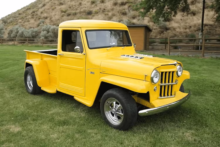 Trước Jeep Gladiator ra đời, cái tên Jeep có gắn liền với một mẫu xe bán tải “khiêm tốn” hơn nhiều. Mẫu xe “ông cha” đó là Willys Jeep Truck hàng hiếm này chỉ được trang bị động cơ 4 xi-lanh thẳng hàng dung tích 2,2 lít, có khả năng tạo ra công suất chỉ 72 mã lực. Đó chính là lý do tại sao Billy Holton đã quyết định phục chế và độ một chiếc Willys Jeep Truck cổ điển