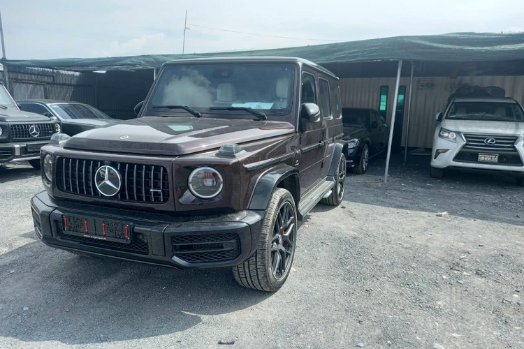 Với "quân số" hàng trăm chiếc SUV hạng sang Mercedes-AMG G63 thế hệ mới được mang về Việt Nam có lẽ các khách hàng chọn mua xe sau này sẽ kiếm các màu sơn chưa từng có trên "ông vua địa hình" này để mang đến sự độc lạ, ít đụng hàng. Mới đây, 1 công ty nhập khẩu tư nhân ở Hà Nội chia sẻ hình ảnh về chiếc xe Mercedes-AMG G63 với ngoại thất được sơn màu cafe cá tính.
