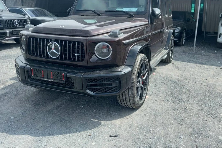 Như vậy, nhiều khả năng các màu sơn tiêu chuẩn và tuỳ chọn mà hãng xe sang đến từ Đức đưa ra cho các khách hàng khi mua xe Mercedes-AMG G63 sẽ gần như đầy đủ khi các đại gia Việt đang rất sốt để chơi dòng xe SUV hạng sang này.