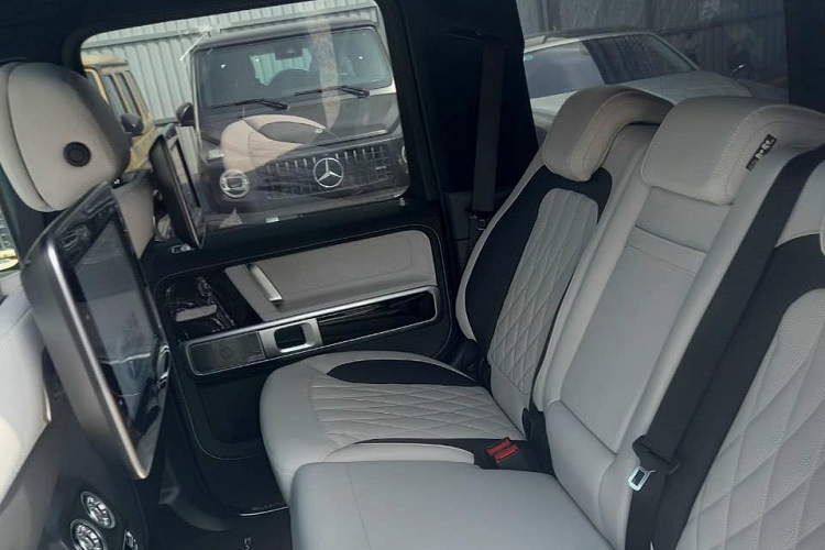 Qua tìm hiểu, chúng tôi biết được bộ áo này mặc dù nhìn ngoài có màu cafe nhưng nó lại có tên gọi Rubellite Red và số lượng xe Mercedes-AMG G63 hạng sang tại dải đất hình chữ S mang màu Rubellite không nhiều. Bên cạnh đó, xe còn có nhiều điểm nhấn như mạ crôm hay sơn đen cá tính ở cản va trước/sau, lưới tản nhiệt hay bộ mâm xe.