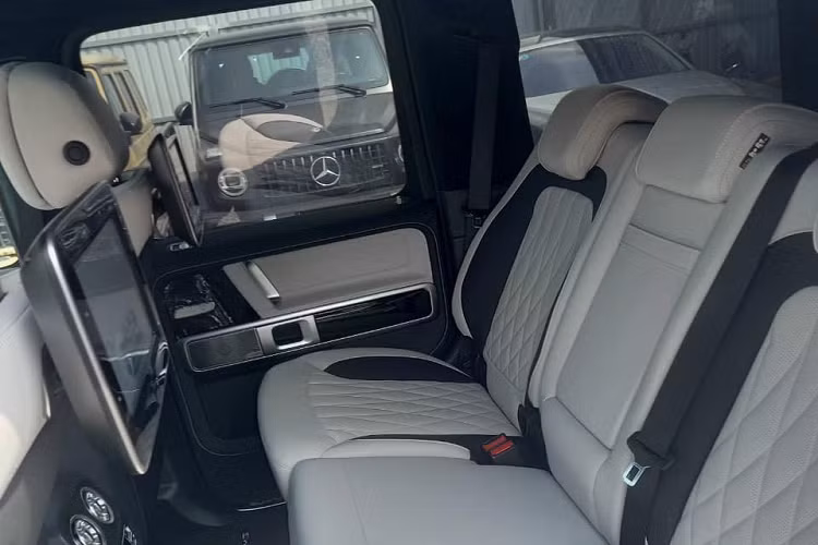 Qua tìm hiểu, chúng tôi biết được bộ áo này mặc dù nhìn ngoài có màu cafe nhưng nó lại có tên gọi Rubellite Red và số lượng xe Mercedes-AMG G63 hạng sang tại dải đất hình chữ S mang màu Rubellite không nhiều. Bên cạnh đó, xe còn có nhiều điểm nhấn như mạ crôm hay sơn đen cá tính ở cản va trước/sau, lưới tản nhiệt hay bộ mâm xe.