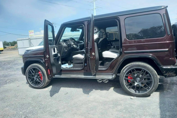 Nằm bên dưới nắp capô Mercedes-AMG G63 mới về nước vẫn là khối động cơ xăng V8, tăng áp kép, dung tích 4.0 lít mới nhất. Động cơ này tạo ra công suất tối đa 585 mã lực tại tua máy 6.000 vòng/phút và mô-men xoắn cực đại 850 Nm tại dải tua máy 2.500 - 3.500 vòng/phút.