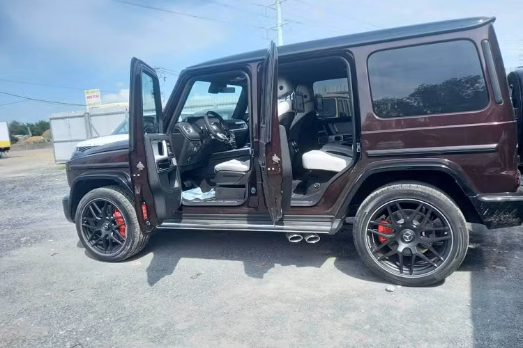 Nằm bên dưới nắp capô Mercedes-AMG G63 mới về nước vẫn là khối động cơ xăng V8, tăng áp kép, dung tích 4.0 lít mới nhất. Động cơ này tạo ra công suất tối đa 585 mã lực tại tua máy 6.000 vòng/phút và mô-men xoắn cực đại 850 Nm tại dải tua máy 2.500 - 3.500 vòng/phút.