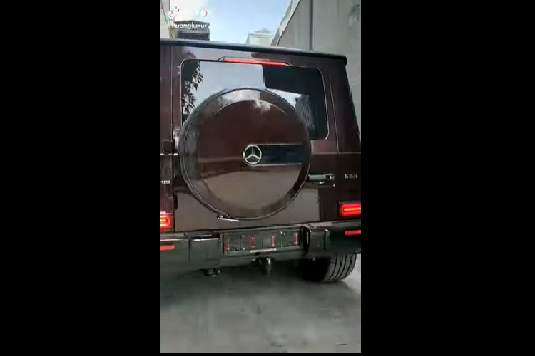 Bên trong khoang lái chiếc SUV hạng sang Mercedes-AMG G63 hiếm hoi ở trong nước sở hữu màu sơn Rubellite nổi bật có ghế ngồi bọc da màu trắng cùng các sọc màu đen, các chi tiết bằng kim loại sáng bóng hay cả sợi carbon.