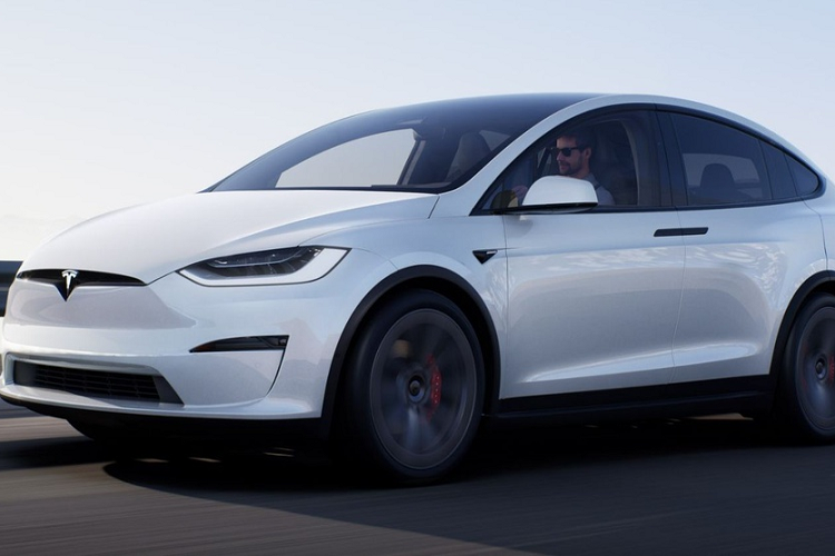 Cùng với mẫu sedan Model S, Tesla vừa giới thiệu bản nâng cấp cho Model X tại thị trường Mỹ. Theo đó, Tesla Model X 2021 mới có 2 phiên bản là Long Range và Plaid, bản Performance ở đời xe cũ đã bị loại bỏ. Mức giá khởi điểm của Model X Long Range và Plaid lần lượt là 83.190 USD và 113.190 USD (tương đương 1,92 - 2,62 tỷ đồng).