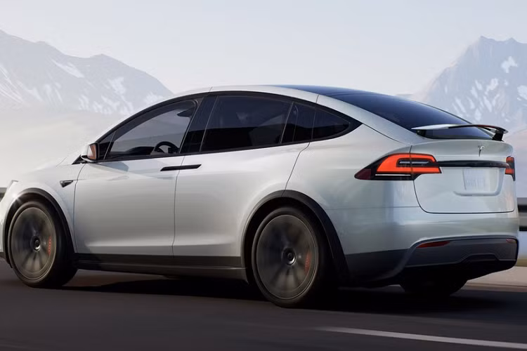 Ngoại hình của Tesla Model X thế hệ mới không có nhiều sự thay đổi, xe vẫn giữ thiết kế SUV lai coupe, gầm xe không quá cao và có cửa mở theo dạng cánh chim. Một vài chi tiết được tinh chỉnh giúp chiếc SUV trông hiện đại hơn như đèn sương mù, cản trước/sau hay mâm xe tạo hình 5 chấu chữ V.