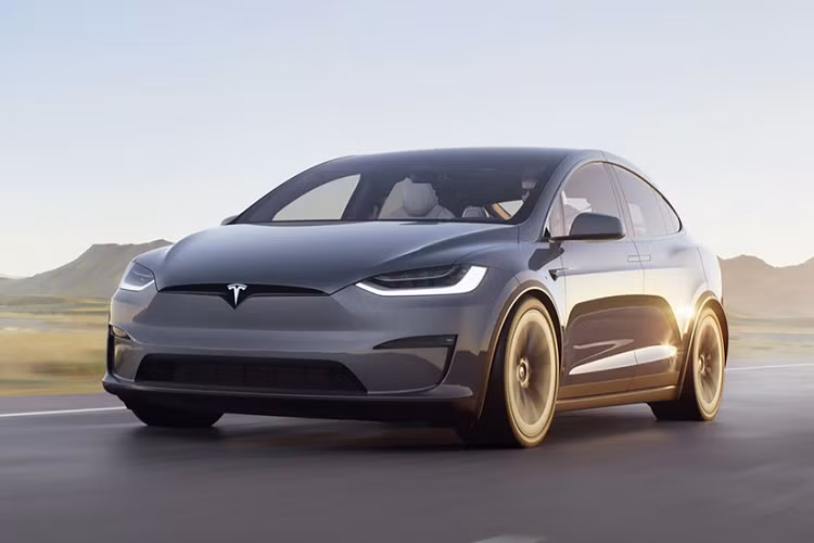 Ở phiên bản Plaid cao cấp, mẫu SUV điện Tesla Model X được trang bị 3 động cơ điện có tổng công suất 1.020 mã lực. Chiếc SUV của Tesla có thể tăng tốc 0-96 km/h trong 2,5 giây. Tốc độ tối đa được giới hạn ở mức 262 km/h và phạm vi di chuyển lý thuyết là 547 km khi pin được sạc đầy.