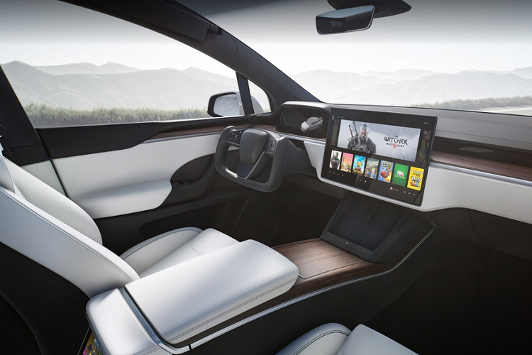 Tương tự Model S, Model X 2021 có thiết kế nội thất đẹp mắt và hiện đại hơn. Bảng điều khiển trung tâm tối giản với thiết kế trải dài theo phương ngang và sử dụng vật liệu gỗ trang trí. Bảng điều khiển trung tâm từ kiểu đặt dọc được chuyển sang loại màn hình cảm ứng 17 inch nằm ngang.