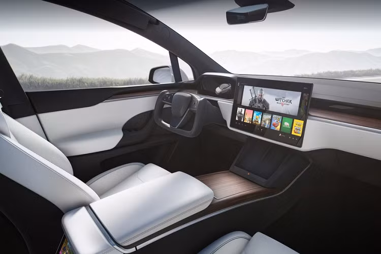 Tương tự Model S, Model X 2021 có thiết kế nội thất đẹp mắt và hiện đại hơn. Bảng điều khiển trung tâm tối giản với thiết kế trải dài theo phương ngang và sử dụng vật liệu gỗ trang trí. Bảng điều khiển trung tâm từ kiểu đặt dọc được chuyển sang loại màn hình cảm ứng 17 inch nằm ngang.