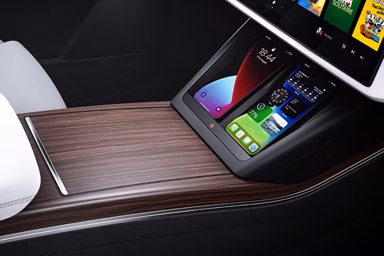 Danh sách trang bị tiện nghi của Tesla Model X gồm có hệ thống điều hòa tự động 3 vùng, hệ thống âm thanh 22 loa tổng công suất 960 watt, ứng dụng kết nối với điện thoại điều khiển xe từ xa, bảng đồng hồ tốc độ kỹ thuật số 12,3 inch, cửa sổ trời toàn cảnh, 2 ngăn sạc điện thoại không dây...