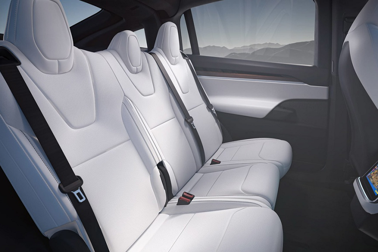 Tính năng giải trí khác lạ được Tesla trang bị cho Model X là màn hình giải trí 8 inch cho hàng ghế sau. Hành khách có thể sử dụng màn hình này để xe phim hoặc chơi game. Khách hàng có thể tùy chọn cấu hình 5, 6 hoặc 7 chỗ ngồi cho Model X 2021.