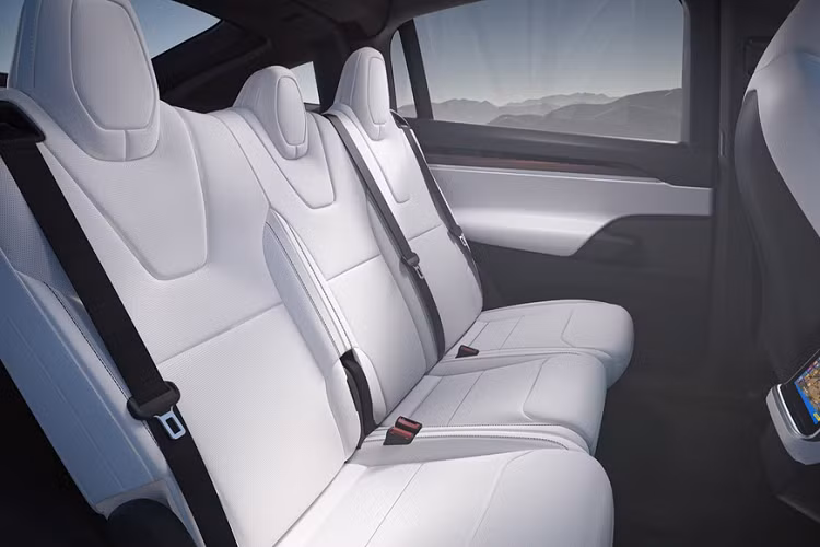 Tính năng giải trí khác lạ được Tesla trang bị cho Model X là màn hình giải trí 8 inch cho hàng ghế sau. Hành khách có thể sử dụng màn hình này để xe phim hoặc chơi game. Khách hàng có thể tùy chọn cấu hình 5, 6 hoặc 7 chỗ ngồi cho Model X 2021.