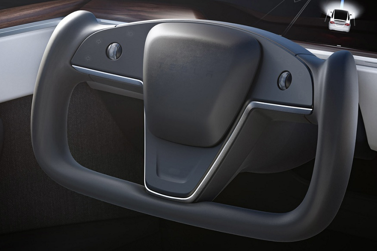 Vô-lăng mới trên Model X 2021 được thiết kế lạ mắt dạng chữ nhật và cách điệu từ logo chữ T của Tesla. Trên tay lái chỉ có 2 con lăn, còn lại các nút bấm là loại cảm ứng.