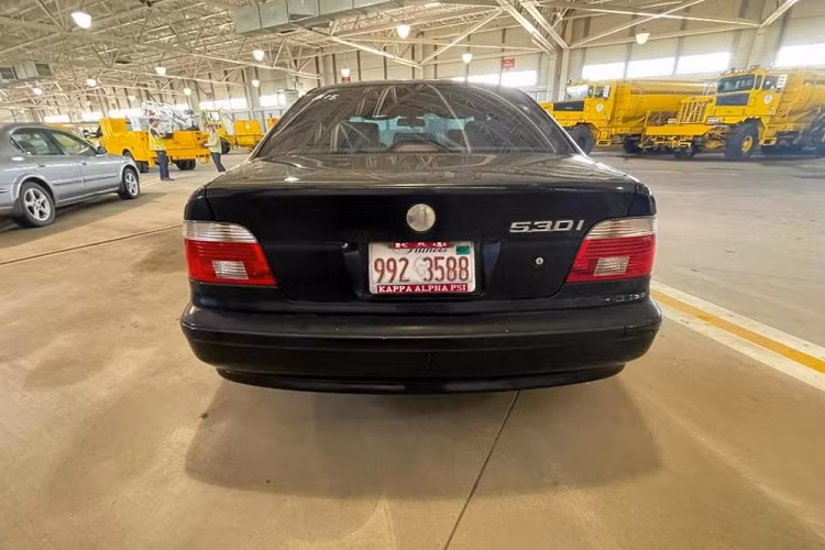 Một chiếc xe thú vị nữa sắp được bán đấu giá là BMW 5-Series thế hệ E39 màu đen. Chiếc xe được trang bị cửa sổ màu tối, bộ vành hợp kim nguyên bản và nội thất ốp gỗ sang trọng. Ngoài ra, chiếc xe còn dùng động cơ 6 xi-lanh, dung tích 3.0L với công suất tối đa 228 mã lực và hộp số tự động.