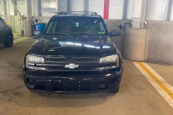 Hiện chưa rõ tình trạng của khối động cơ 6 xi-lanh, dung tích 4.2L và hộp số tự động 4 cấp bên dưới nắp ca-pô của chiếc SUV đời cũ này. Cũng không rõ hệ thống dây điện của xe có bị hư hỏng gì hay không.