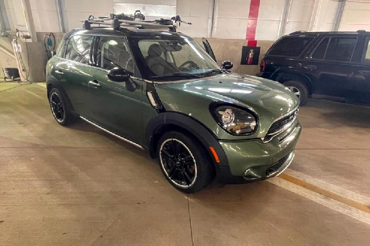 Tuy bị bỏ rơi trong thời gian dài nhưng chiếc BMW 5-Series này vẫn giữ được ngoại thất và nội thất khá tươm tất. Chủ mới chỉ cần sửa một chút ở đèn pha là xong. Đó là chưa kể đến việc bên trong xe còn có chiếc áo khoác và chiếc ô của người chủ cũ. Ngoài BMW 5-Series, còn có một chiếc xe đáng chú ý nữa là Mini Countryman Cooper S đời 2015. Chiếc xe này mới 6 năm tuổi và trông còn khá mới.