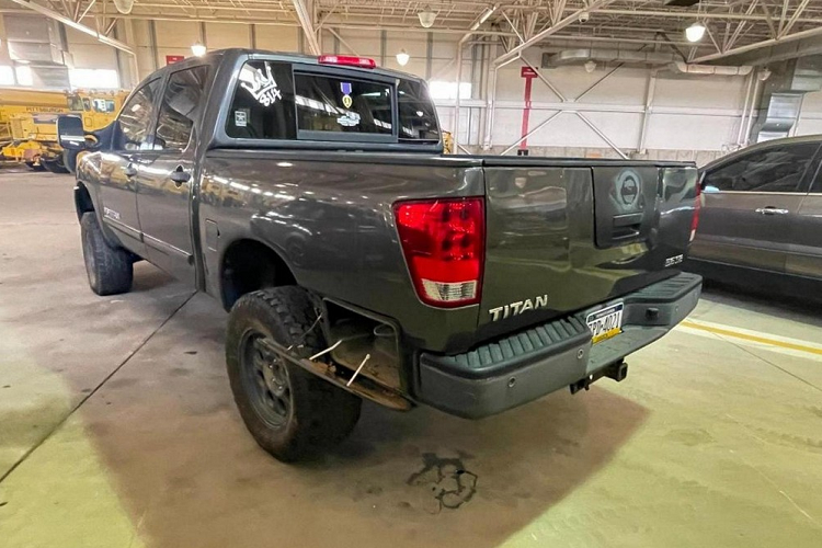 Tuy nhiên, tương tự chiếc Chevrolet Trailblazer kể trên, chiếc Nissan Titan này cũng bị vứt nhiều rác bên trong nội thất. Cuối cùng là chiếc Nissan Maxima GLE đời 1999, GMC Acadia đời 2009 và GMC Terrain SLE đời 2013. Dự kiến, những chiếc ôtô này sẽ được bán đấu giá vào ngày 23/10 tới đây. Ngoài ôtô, sân bay quốc tế Pittsburg còn đấu giá một số đồ dùng thất lạc vô chủ khác như trang sức, điện thoại thông minh, máy tính bảng, quần áo...