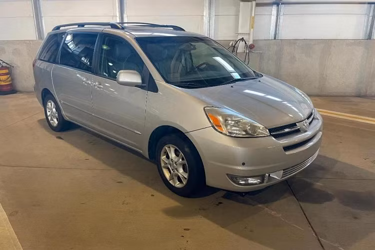 "Trái tim" của chiếc Mini Countryman Cooper S là khối động cơ xăng 4 xi-lanh, tăng áp, dung tích 1.6L với công suất tối đa 188 mã lực. Bên ngoài, chiếc Mini Countryman Cooper S được sơn màu xanh lục, đi kèm vành hợp kim và baga nóc màu đen. Bên trong xe là nội thất bọc da còn rất sạch sẽ dù đã nằm ở sân bay trong thời gian hơn 2 năm. Tuy có chìa khóa nhưng xe lại không khởi động máy được vì đã lâu không dùng.