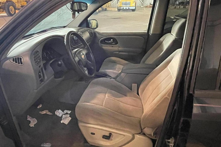 Một vài chiếc ôtô bỏ rơi bán đấu giá ở trong tình trạng khá tệ, ví dụ như chiếc Pontiac G6 đời 2007. Chiếc sedan này đã bị gỉ ở bậc cửa, màu sơn ngoại thất đỏ không còn nguyên vẹn và đèn hậu bị vỡ. Thêm vào đó là chiếc Chevrolet Trailblazer LS đời 2005 màu đen với nội thất đầy rác ở cả hai hàng ghế, cản trước bung ra và lốp hết hơi.