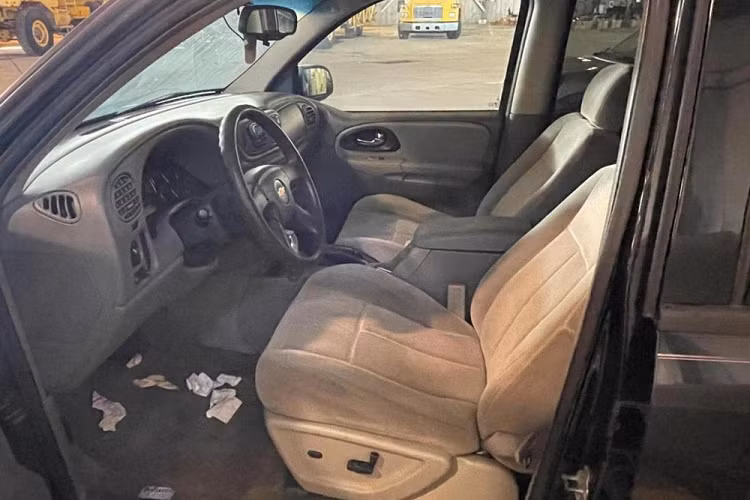 Một vài chiếc ôtô bỏ rơi bán đấu giá ở trong tình trạng khá tệ, ví dụ như chiếc Pontiac G6 đời 2007. Chiếc sedan này đã bị gỉ ở bậc cửa, màu sơn ngoại thất đỏ không còn nguyên vẹn và đèn hậu bị vỡ. Thêm vào đó là chiếc Chevrolet Trailblazer LS đời 2005 màu đen với nội thất đầy rác ở cả hai hàng ghế, cản trước bung ra và lốp hết hơi.