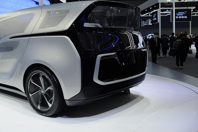 Hai trong số đó có quyền sử dụng ghế ngả độc lập ở phía sau, chúng trông giống như những món đồ nội thất đắt tiền với "chế độ ngủ" và một quầy bar nhỏ đặt giữa.