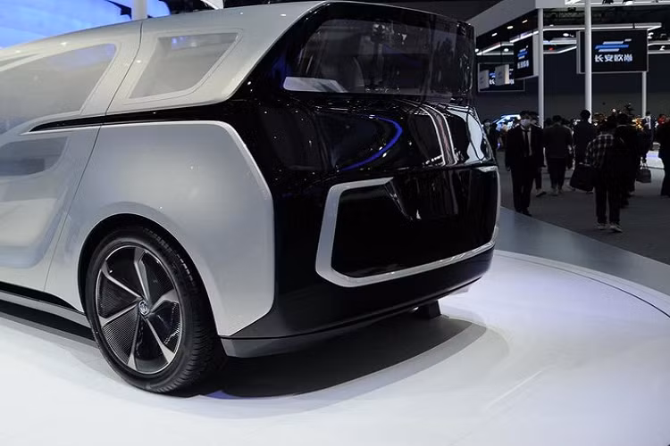 Hai trong số đó có quyền sử dụng ghế ngả độc lập ở phía sau, chúng trông giống như những món đồ nội thất đắt tiền với "chế độ ngủ" và một quầy bar nhỏ đặt giữa.