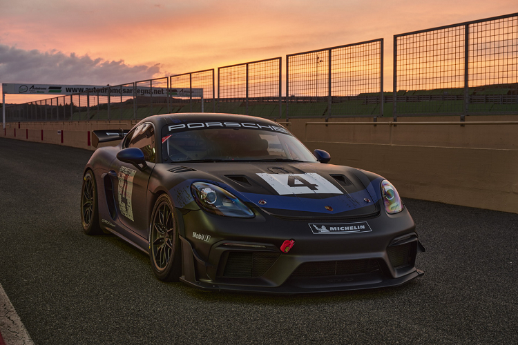 Ngoài ra, chiếc xe có thể được trang bị thêm nhiều tính năng bổ trợ theo yêu cầu của bên đặt mua như đèn chiếu sáng bổ trợ hay lỗ nạp nhiên liệu nhanh ở phần nắp trước. Những chi tiết bổ trợ này có thể giúp tay đua dễ điều khiển xe hơn trong mọi điều kiện khác nhau. Porsche cũng cung cấp cho xe hai tùy chọn hệ thống xả để đáp ứng nhu cầu của các đội đua nhằm có thể đáp ứng yêu cầu về giới hạn tiếng ồn ở nhiều đường đua khác nhau.