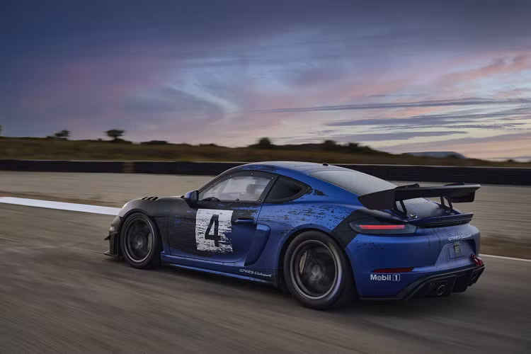  Siêu xe Porsche GT4 RS Clubsport là phiên bản nâng cấp của mẫu xe GT4 Clubsport từng được ra mắt từ năm 2016 với bản cập nhật lớn vào năm 2019. Dòng xe này đã được bán ra tổng cộng 500 chiếc xe cho đến nay. Giống như các phiên bản tiền nhiệm, mẫu xe đua này vẫn không được sử dụng một cách hợp pháp trên đường phố.