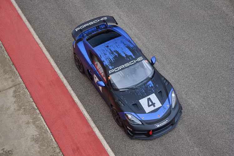 Ngoài ra, thương hiệu cũng tinh chỉnh nhiều chi tiết như hệ thống lò xo, thanh chống lật có thể điều chỉnh chiều cao cùng nhiều chi tiết nâng cấp khác. Xe được trang bị hệ thống phanh đục lỗ có đường kính 380 mm với tính năng phanh bằng phần mềm được lập trình lại cho ABS và được trang bị Hệ thống quản lý ổn định của Porsche đi kèm với tính năng kiểm soát lực kéo.