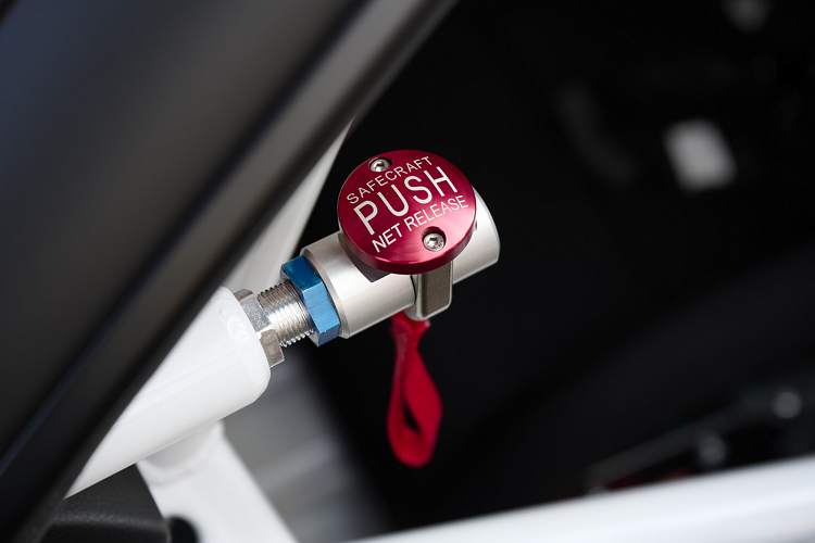 Hầu hết các chi tiết trên thân xe bao gồm cửa, cánh gió sau, nắp trước, chắn bùn, các bộ phận khí động học và vô lăng được làm bằng vật liệu tổng hợp sợi tự nhiên nhẹ. Vật liệu này là một giải pháp thay thế bền vững cho vật liệu sợi carbon có phần phổ biến hơn. Porsche hiện đang sử dụng độc quyền vật liệu này trong những chiếc xe đua của thương hiệu. Tuy nhiên, hãng xe cũng sẽ phát triển và ứng dụng vật liệu này vào những mẫu xe thương mại trong tương lai.