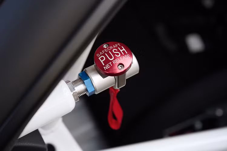 Hầu hết các chi tiết trên thân xe bao gồm cửa, cánh gió sau, nắp trước, chắn bùn, các bộ phận khí động học và vô lăng được làm bằng vật liệu tổng hợp sợi tự nhiên nhẹ. Vật liệu này là một giải pháp thay thế bền vững cho vật liệu sợi carbon có phần phổ biến hơn. Porsche hiện đang sử dụng độc quyền vật liệu này trong những chiếc xe đua của thương hiệu. Tuy nhiên, hãng xe cũng sẽ phát triển và ứng dụng vật liệu này vào những mẫu xe thương mại trong tương lai.