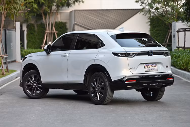 Phiên bản “full options” này được trang bị nhiều đồ chơi như: Gương chiếu hậu tự động làm mờ kính, cửa sổ phía trước tự động lên xuống một chạm. Tiện nghi với sạc điện thoại không dây, đèn đọc sách phía sau LED cảm ứng. Đèn LED cho khoang hành lý phía sau, vách ngăn hành lý phía sau và tấm che nắng kép phía trước. Đặc biệt là tấm ốp trần xe ở ghế ngồi sau có thể tháo để tăng ánh sáng vào cabin