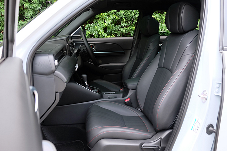 Xe có hệ thống đề nổ (Start/Stop) với nút Start/Stop hiệu ứng màu đỏ đẹp mắt, chìa khóa thông minh, hệ thống điều hòa tự động có cửa gió cho hành khách phía sau. Ghế lái chỉnh điện 8 hướng, ghế hành khách phía trước chỉnh tay 4 hướng. Ghế sau gập theo tỷ lệ 60: 40, kiểu “ULTRA SEAT” với nhiều chế độ.