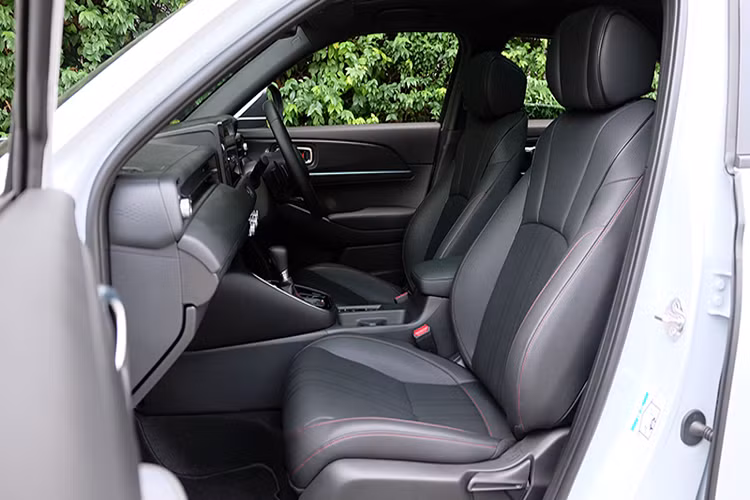 Xe có hệ thống đề nổ (Start/Stop) với nút Start/Stop hiệu ứng màu đỏ đẹp mắt, chìa khóa thông minh, hệ thống điều hòa tự động có cửa gió cho hành khách phía sau. Ghế lái chỉnh điện 8 hướng, ghế hành khách phía trước chỉnh tay 4 hướng. Ghế sau gập theo tỷ lệ 60: 40, kiểu “ULTRA SEAT” với nhiều chế độ.