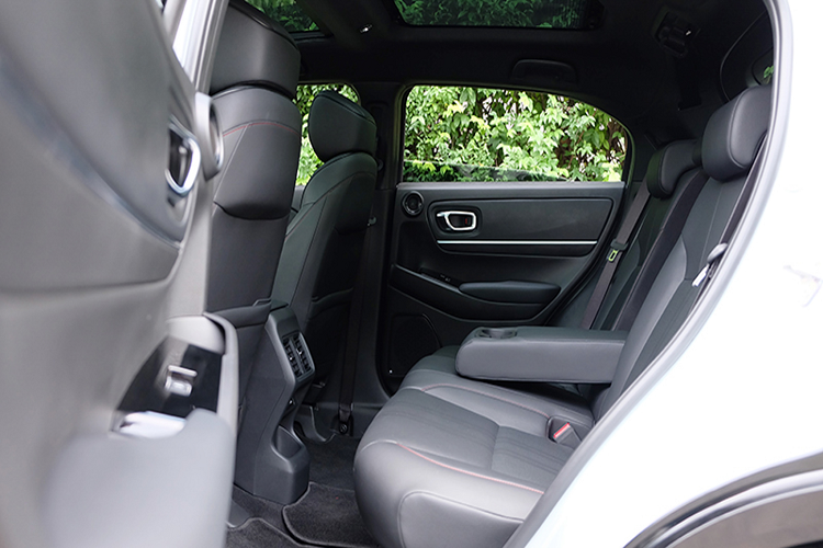 Trang bị phanh tay điện tử và giữ phanh tự động. Đồng hồ lái dùng màn hình TFT 7 inch và analog, hệ thống giải trí sử dụng màn hình cảm ứng 8 inch. Hỗ trợ Apple CarPlay &amp; Android Auto. Hệ thống ra lệnh bằng giọng nói, kết nối không dây Bluetooth, 4 cổng USB, 8 vị trí loa Hệ thống kết nối Honda CONNECT.