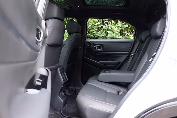 Trang bị phanh tay điện tử và giữ phanh tự động. Đồng hồ lái dùng màn hình TFT 7 inch và analog, hệ thống giải trí sử dụng màn hình cảm ứng 8 inch. Hỗ trợ Apple CarPlay &amp; Android Auto. Hệ thống ra lệnh bằng giọng nói, kết nối không dây Bluetooth, 4 cổng USB, 8 vị trí loa Hệ thống kết nối Honda CONNECT.