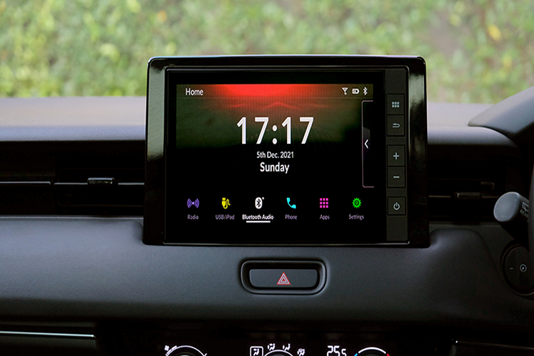 Kết hợp với cụm pin Lithium và 2 mô-tơ điện cho công suất 131 mã lực và mô-men xoắn cực đại 253 Nm. Xe sử dụng kết hợp với hộp số tự động biến thiên vô cấp e-CVT. Xe đi kèm với 3 chế độ lái ECON, Normal và Sport. Nội thất Honda HR-V 2022 phiên bản RS lắp ráp tại Thái Lan mang tông màu đen. Ghế được bọc da và các đường chỉ khâu màu đỏ nổi bật.