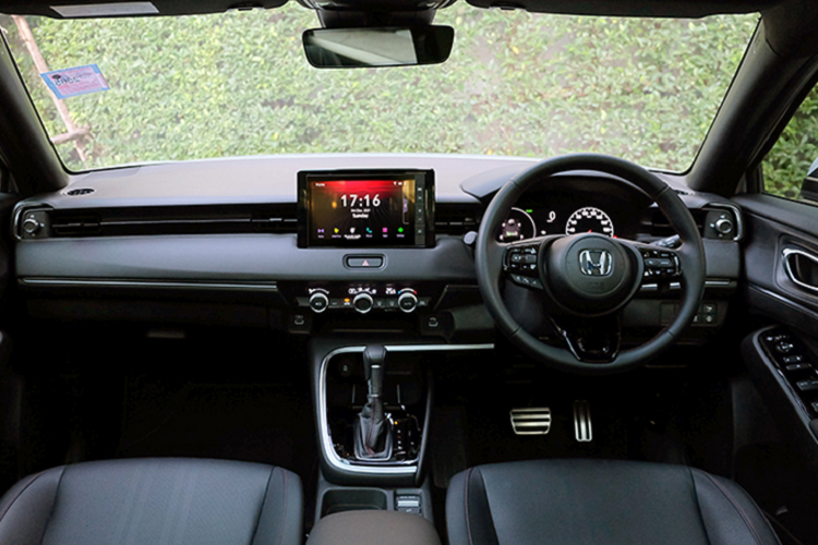 Về kích thước, HR-V 2022 thế hệ mới sở hữu kích thước DxRxC lần lượt: 4.385 x 1.790 x 1.590 mm. Chiều dài cơ sở 2.610 mm. Khoảng sáng gầm xe 196 mm. So với thế hệ cũ, HR-V 2022 dài hơn 39 mm, cùng chiều rộng, thấp hơn 15 mm, trong khi chiều dài cơ sở vẫn giữ nguyên.