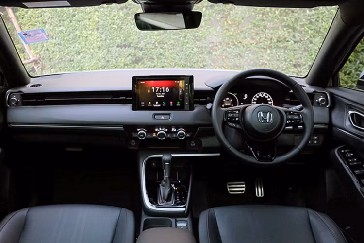 Về kích thước, HR-V 2022 thế hệ mới sở hữu kích thước DxRxC lần lượt: 4.385 x 1.790 x 1.590 mm. Chiều dài cơ sở 2.610 mm. Khoảng sáng gầm xe 196 mm. So với thế hệ cũ, HR-V 2022 dài hơn 39 mm, cùng chiều rộng, thấp hơn 15 mm, trong khi chiều dài cơ sở vẫn giữ nguyên.