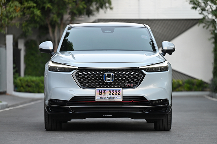Cùng với Civic thế hệ mới, Honda HR-V thế hệ mới sẽ sớm được ra mắt tại thị trường Việt trong năm sau. Khả năng cao, khi về Việt Nam xe sẽ sử dụng cấu hình động cơ hybrid cho tất cả phiên bản tương tự như Thái Lan. Theo dự đoán, giá xe Honda HR-V 2022 sẽ không hề rẻ, vì nó vốn được Honda định vị cao trong phân khúc CUV cỡ B. Chính vì thế, Honda HR-V 2022 sẽ tiếp tục hướng đến tệp khách hàng có chi phí mua xe rộng rãi, mục đích mua xe phục vụ gia đình, không chạy dịch vụ.